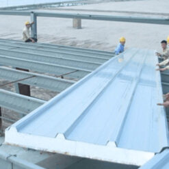 Lắp đặt tôn xốp Việt Nhật trên mái nhà giúp giảm nhiệt hiệu quả, mang đến không gian mát mẻ hơn