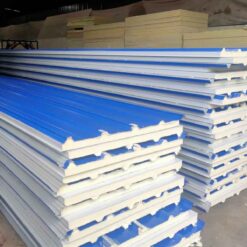 Tôn chống nóng Việt Nhật được thiết kế với lớp xốp dày, giúp giảm nhiệt từ môi trường bên ngoài