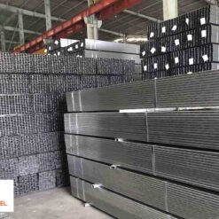 Bề mặt inox hộp 30x90 không chỉ sáng đẹp mà còn dễ dàng vệ sinh, giữ được vẻ mới lâu dài