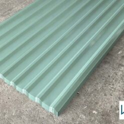 Tôn màu xanh ngọc mang vẻ đẹp hiện đại, nổi bật giữa không gian