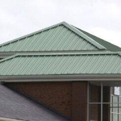 Mái tôn màu xanh rêu nổi bật giữa không gian nhờ sắc màu độc đáo và tự nhiên