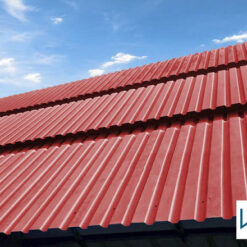 Giá tôn màu đỏ tươi tại LIKI STEEL hiện nay rất hợp lý cho mái nhà năng động