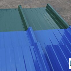 Mái tôn nhựa xanh tạo điểm nhấn nổi bật cho nhà ở