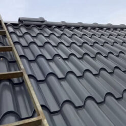 Tôn giả ngói màu đen góp phần tạo phong cách tối giản, đẳng cấp