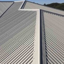 Tôn hoa sen màu ghi tăng giá trị thẩm mỹ cho nhà phố hiện đại