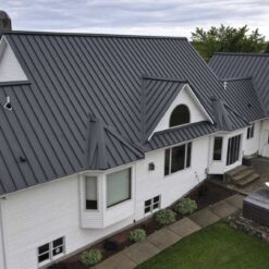 Thiết kế hiện đại ưu tiên mái tôn màu đen dập sóng lớn