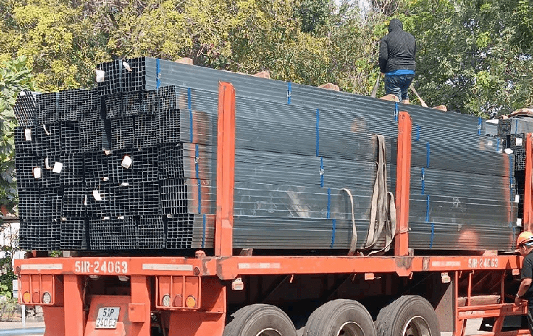 Chuẩn bị hàng sắt hộp 50x100 cho khách hàng