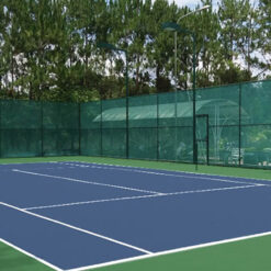 Hàng rào sân tennis được làm bằng lưới B40 bọc nhựa rất đẹp, bền