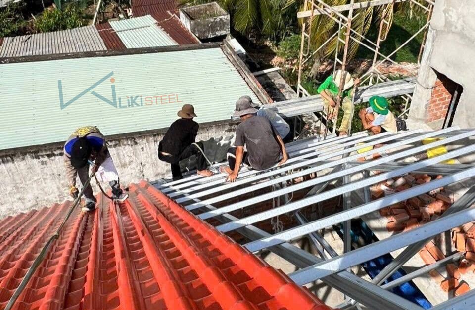 Thi công mái tôn giả ngói đúng kỹ thuật