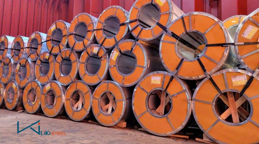 Các cuộn tôn mạ màu Phương Nam và Việt Nhật tại kho.