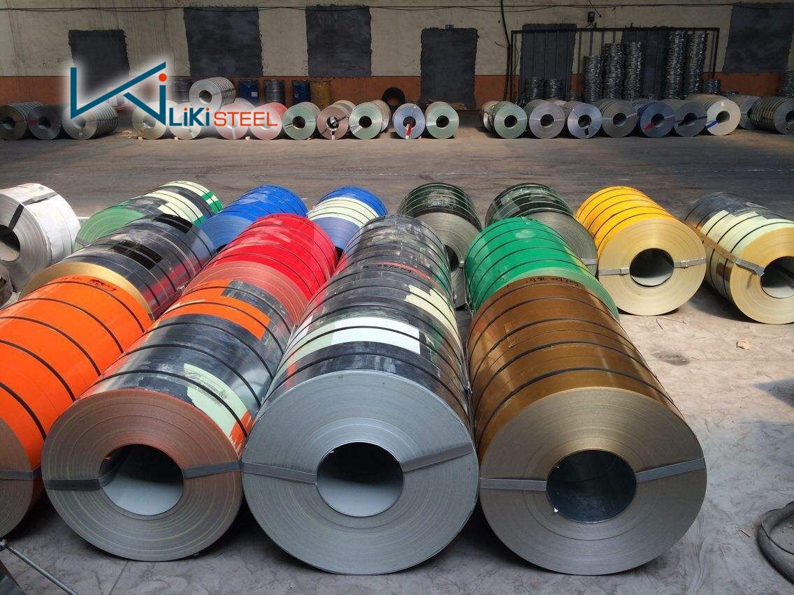 Kho tôn cuộn mạ màu với nhiều màu sắc tại nhà máy.