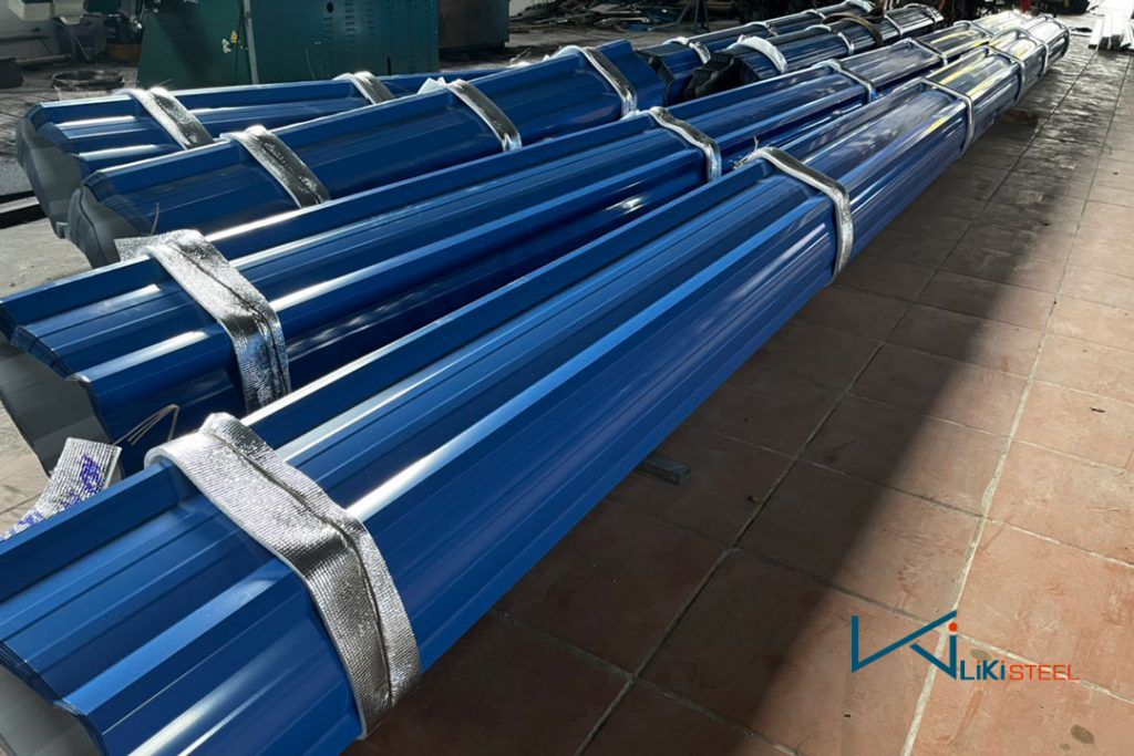 Tôn PU cách nhiệt Đông Á màu xanh dương thi công mái nhà
