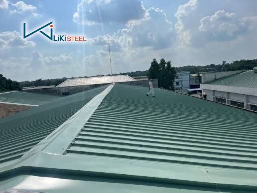 Tôn Cán Sóng Phú Mỹ có nhiều màu sắc hiện đại, phù hợp từ nhà ở dân dụng đến công trình công nghiệp.